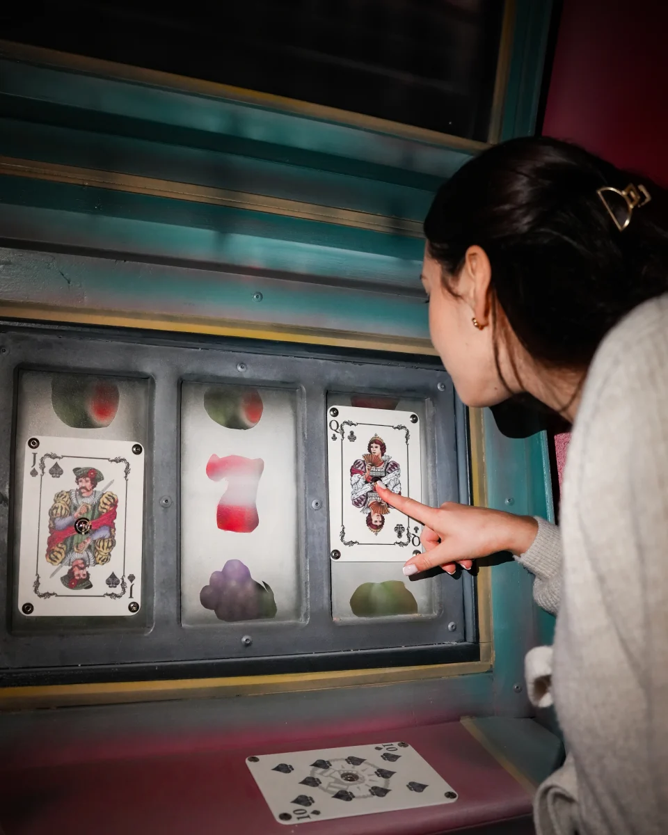 Un stand de cartes, deux joueuses concentrées