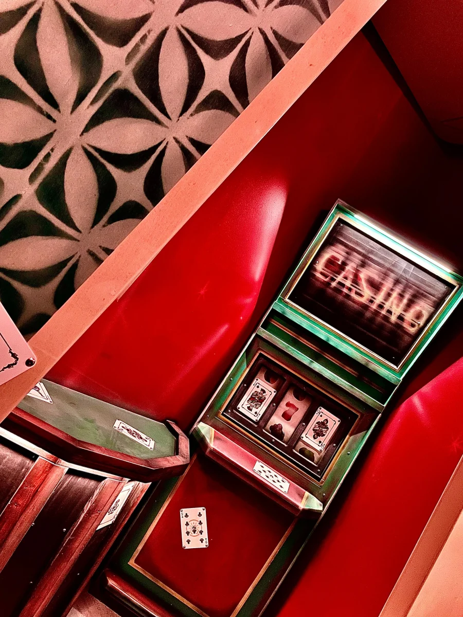 Le stand de casino, ses lumières et sa roue
